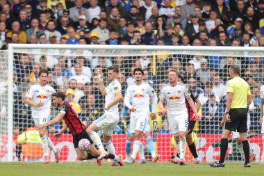 Bournemouth 'dan Ryan Christie, Leeds United takımının oyuncusu Joe Rodon' a karşı 27 Eylül 2025 'te Elland Road, Leeds, İngiltere' de oynanan Premier League maçında faul yaptı. 