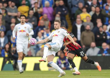 Leeds United takımından Gabriel Gudmundsson 27 Eylül 2025 'te İngiltere' nin Leeds Road kentinde oynanan Premier League maçında topu kontrol ediyor. 