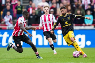 Manchester United takımından Bruno Fernandes, Premier League maçında Brentford Manchester United 'a karşı Gtech Community Stadyumu' nda 27 Eylül 2025 'te top üzerinde. 