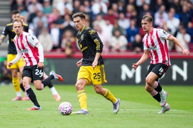 Manchester United takımından Manuel Ugarte, 27 Eylül 2025 'te İngiltere' deki Gtech Community Stadyumu 'nda oynanan Premier League maçında Brentford-Manchester United maçında pas attı. 