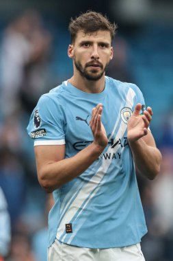 Manchester City 'den Ruben Dias, 27 Eylül 2025 tarihinde Etihad Stadyumu' nda Manchester City ile Burnley arasındaki Premier League maçının son düdüğü çaldıktan sonra taraftarları alkışlıyor. 