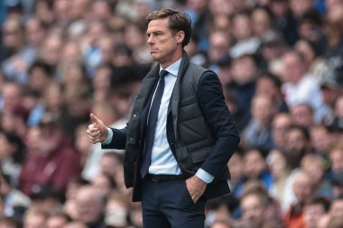 Burnley 'nin Scott Parker teknik direktörü, 27 Eylül 2025' te Etihad Stadyumu 'nda oynanan Premier League maçında oyuncularına onay verdi. 