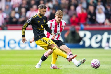 Manchester United takımından Bruno Fernandes, Premier League karşılaşmasında Brentford 'dan Yehor Yarmolyuk' un baskısı altında pas veriyor. Brentford Manchester United 'a karşı Gtech Community Stadyumu, Londra, Birleşik Krallık, 27 Eylül 2025 