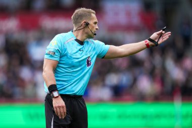 Hakem Craig Pawson Premier Lig maçı sırasında Brentford Manchester United 'a karşı Gtech Community Stadyumu' nda 27 Eylül 2025 