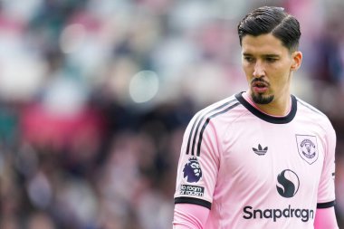 Manchester United takımından Altay Bayindir Premier League maçında Brentford Manchester United 'a karşı Gtech Community Stadyumu, Londra, Birleşik Krallık, 27 Eylül 2025 