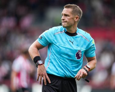 Hakem Craig Pawson Premier Lig maçında Brentford Manchester United 'a karşı Gtech Community Stadyumu, Londra, İngiltere, 27 Eylül 2025 