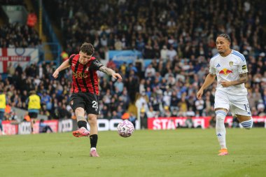 Bournemouth takımından lex Jimenez, 27 Eylül 2025 'te İngiltere' nin Elland Road kentinde oynanan Premier League maçında Leeds United ve Bournemouth maçında topu çaprazlıyor.