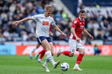 Preston North End 'den Lewis Gibson, 27 Eylül 2025' te İngiltere 'nin Deepdale kentinde oynanan Preston North End-Bristol maçında topu geçiyor. 