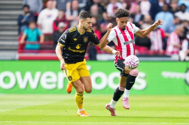 Manchester United 'dan Diogo Dalot ve Brentford' dan Kevin Schade Premier League karşılaşmasında Brentford Manchester United 'a karşı Gtech Community Stadyumu, Londra, Birleşik Krallık, 27 Eylül 2025 