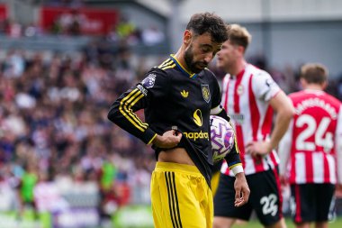 Manchester United takımından Bruno Fernandes, 27 Eylül 2025 'te Londra' daki Gtech Community Stadyumu 'nda oynanan Premier League karşılaşmasında penaltıdan önce topu tutuyor. 