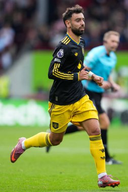 Manchester United takımından Bruno Fernandes, Premier League maçında Brentford Manchester United 'a karşı Gtech Community Stadyumu' nda 27 Eylül 2025 'te koşuyor. 