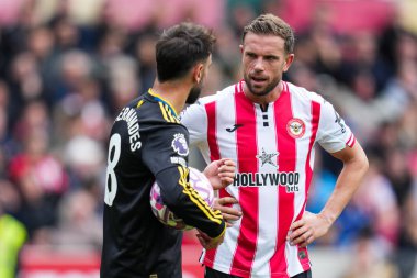 Manchester United 'dan Bruno Fernandes ve Brentford' dan Jordan Henderson Premier League karşılaşmasında Brentford Manchester United 'a karşı Gtech Community Stadyumu, Londra, 27 Eylül 2025 