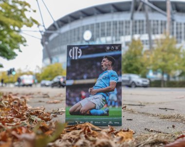 Manchester City 'den Phil Foden, Premier League maçında Manchester City ile Etihad Stadyumu' nda 27 Eylül 2025 tarihli resmi maç günü programının ön kapağında. 