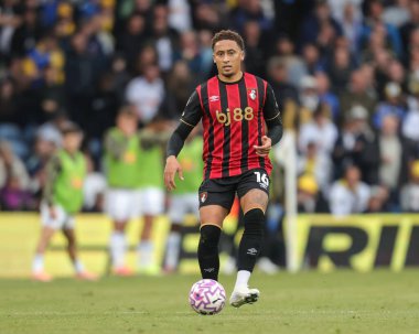 Bournemouth takımından Marcus Tavernier, 27 Eylül 2025 'te İngiltere' nin Leeds Road kentinde oynanan Premier League maçında pas verdi.