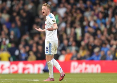 Leeds United takımının Sean Longstaff 'ı Premier League maçı sırasında Leeds United ile Bournemouth arasında 27 Eylül 2025' te Elland Road, Leeds, İngiltere 'de oynandı.