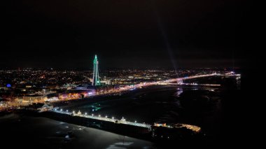 Binlerce insan, Dünya Havai fişek Şampiyonası Blackpool 2025 Blackpool Deniz Cephesi, Blackpool, Birleşik Krallık, 26 Eylül 2025 'te Amir Morani Havai fişek gösterisi sırasında deniz cephesinde kuyruk oluşturdu.