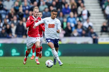 Preston North End takımından Lewis Dobbin 27 Eylül 2025 tarihinde İngiltere 'nin Deepdale kentinde oynanan Preston North End-Bristol maçında öne doğru ilerliyor. 