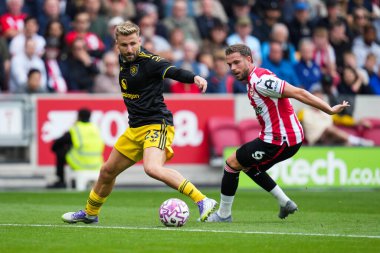 Manchester United 'dan Luke Shaw ve Brentford' dan Jordan Henderson Premier League karşılaşmasında Brentford Manchester United 'a karşı Gtech Community Stadyumu, Londra, 27 Eylül 2025 
