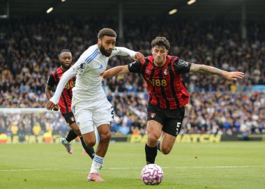 Leeds United 'dan Jayden Bogle ve Bournemouth' dan Marcos Senesi Premier Lig karşılaşmasında Leeds United ile Bournemouth arasında 27 Eylül 2025 'te Elland Road, Leeds, İngiltere' de oynanan maçta mücadele ettiler.