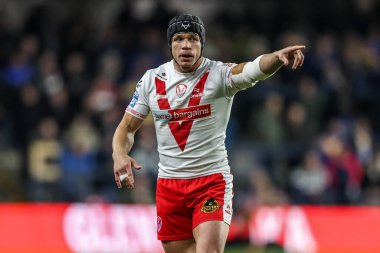 St. Helens takımından Jonny Lomax, 27 Eylül 2025 'te Headingley Stadyumu' nda oynanan Betfred Süper Lig eleme maçında takım arkadaşlarına talimat verdi.