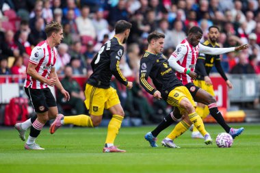 Manchester United 'dan Manuel Ugarte, Premier League karşılaşmasında Brentford oyuncularının baskısı altında pas yapmaya çalışıyor Brentford Manchester United' a karşı Gtech Community Stadyumu, Londra, Birleşik Krallık, 27 Eylül 2025 