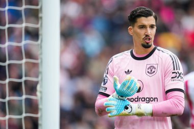 Manchester United takımından Altay Bayindir Premier League maçında Brentford Manchester United 'a karşı Gtech Community Stadyumu, Londra, Birleşik Krallık, 27 Eylül 2025 