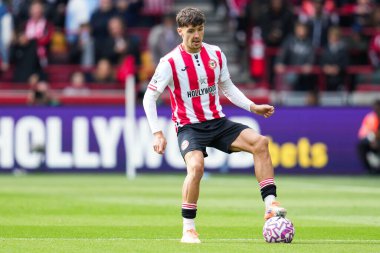 Brentford 'dan Aaron Hickey Premier Lig maçında topla Brentford Manchester United' a karşı Gtech Community Stadyumu, Londra, 27 Eylül 2025 