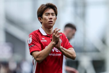 Bristol City 'den Yu Hirakawa, 27 Eylül 2025' te İngiltere 'nin Deepdale kentinde oynanan Sky Bet Şampiyonası maçından sonra 0-0 berabere kalan taraftarlarını alkışladı. 