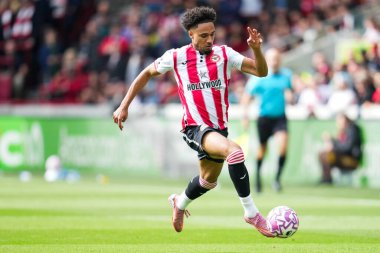 Brentford 'dan Kevin Schade Premier League maçında Brentford Manchester United' a karşı Gtech Community Stadyumu 'nda 27 Eylül 2025' te top üzerinde. 