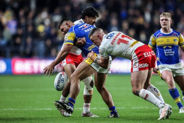 Leeds Rhinos 'tan Ryan Hall, 27 Eylül 2025' te Headingley Stadyumu 'nda oynanan Betfred Süper Lig eleme maçında St. Helens - Leeds Gergedan maçında St. Helens' in baskısı altında topu düşürdü.