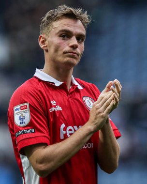 Bristol City 'den Scott Twine, 27 Eylül 2025' te İngiltere 'nin Deepdale kentinde oynanan Sky Bet Şampiyonası maçından sonra 0-0 berabere kalan taraftarları alkışladı. 