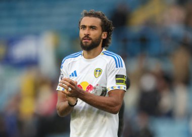 Leeds United takımından Dominic Calvert-Lewin, 27 Eylül 2025 tarihinde İngiltere 'nin Leeds kentinde oynanan Premier League maçında oynanan son düdük çaldıktan sonra taraftarları alkışlıyor.