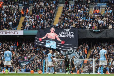 Premier Lig maçında Halkın Şampiyonu Ricky Hatton bayrağı Manchester City ile Burnley arasında Etihad Stadyumu 'nda 27 Eylül 2025 