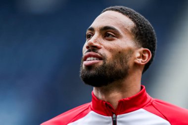 Bristol City 'den Zak Vyner, 27 Eylül 2025' te İngiltere 'nin Deepdale kentinde oynanan Gökyüzü İddia Şampiyonası karşılaşması öncesinde ısınıyor. 