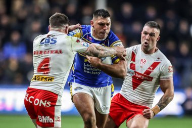 Leeds Rhinos 'tan Ryan Hall, 27 Eylül 2025' te Leeds, İngiltere 'deki Headingley Stadyumu' nda oynanan Betfred Süper Lig eleme maçında St. Helens 'ten Mark Percival ile karşı karşıya geldi.