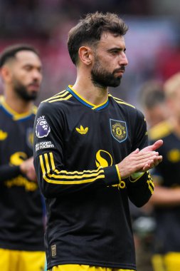 Manchester United takımından Bruno Fernandes, 27 Eylül 2025 'te İngiltere' nin Gtech Community Stadyumu 'nda oynanan Premier League maçında Brentford' a karşı Manchester United 'ı alkışlıyor. 
