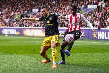 Brentford 'dan Dango Ouattara ve Manchester United' dan Diogo Dalot Premier League karşılaşmasında Brentford Manchester United 'a karşı Gtech Community Stadyumu, Londra, İngiltere, 27 Eylül 2025 
