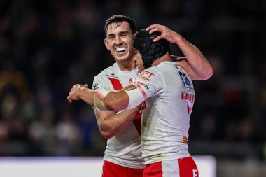 St. Helens takımından Jonny Lomax 27 Eylül 2025 'te Headingley Stadyumu' nda oynanan Betfred Süper Lig eleme maçında 6-4 'lük galibiyetini kutluyor.