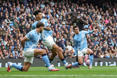 Manchester City 'den Phil Foden, 27 Eylül 2025' te Etihad Stadyumu 'nda oynanan Premier League maçında Burnley' li Loum Tchaouna 'dan şutu engelledi. 