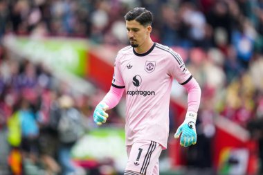 Manchester United takımından Altay Bayindir Premier League maçında Brentford Manchester United 'a karşı Gtech Community Stadyumu, Londra, Birleşik Krallık, 27 Eylül 2025 