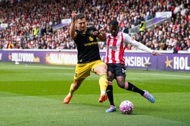 Brentford 'dan Dango Ouattara ve Manchester United' dan Diogo Dalot Premier League karşılaşmasında Brentford Manchester United 'a karşı Gtech Community Stadyumu, Londra, İngiltere, 27 Eylül 2025 
