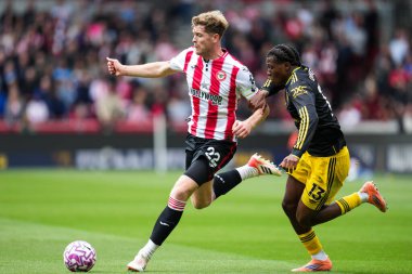 Brentford 'dan Nathan Collins Premier League karşılaşmasında Manchester United' dan Patrick Dorgu 'nun baskısı altında topa vuruyor Brentford Manchester United' a karşı The Gtech Community Stadyumu, Londra, İngiltere, 27 Eylül 2025 
