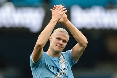 Manchester City 'den Erling Haaland, 27 Eylül 2025 tarihinde Etihad Stadyumu' nda oynanan Premier League maçında taraftarlarıyla zaferi kutluyor. 