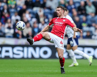 Bristol City 'den Adam Randell topu 27 Eylül 2025' te İngiltere 'nin Deepdale kentinde oynanan Preston North End-Bristol maçında kontrol ediyor. 
