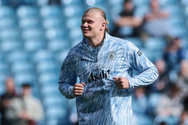 Manchester City 'den Erling Haaland Premier League maçında ısınma turunda Manchester City ile Etihad Stadyumu arasında, 27 Eylül 2025 