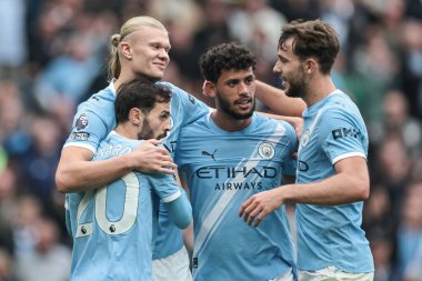 Manchester City 'den Erling Haaland, 27 Eylül 2025 tarihinde Etihad Stadyumu' nda oynanan Premier League maçında Manchester City ile Burnley maçında 4-1 'lik galibiyetini kutluyor. 