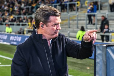 Brian Carney, 27 Eylül 2025 'te Headingley Stadyumu, Leeds, İngiltere' de oynanan Betfred Süper Lig eleme maçında genç bir St Helens taraftarına sesleniyor.