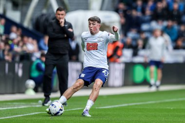 Preston North End 'den Alfie Devine 27 Eylül 2025' te İngiltere 'nin Deepdale kentinde oynanan Gökyüzü İddia Şampiyonası maçında topu ileri atıyor. 