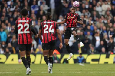 Bournemouth 'dan Bafode Diakite, 27 Eylül 2025' te İngiltere 'nin Leeds şehrinde oynanan Premier League maçında Leeds United ve Bournemouth maçında yüksek topu kazanmak için sıçradı.