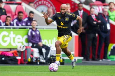 Manchester United takımından Bryan Mbeumo Premier League maçında İngiltere 'nin Gtech Community Stadyumu' nda Brentford Manchester United 'a karşı koşuyor. 